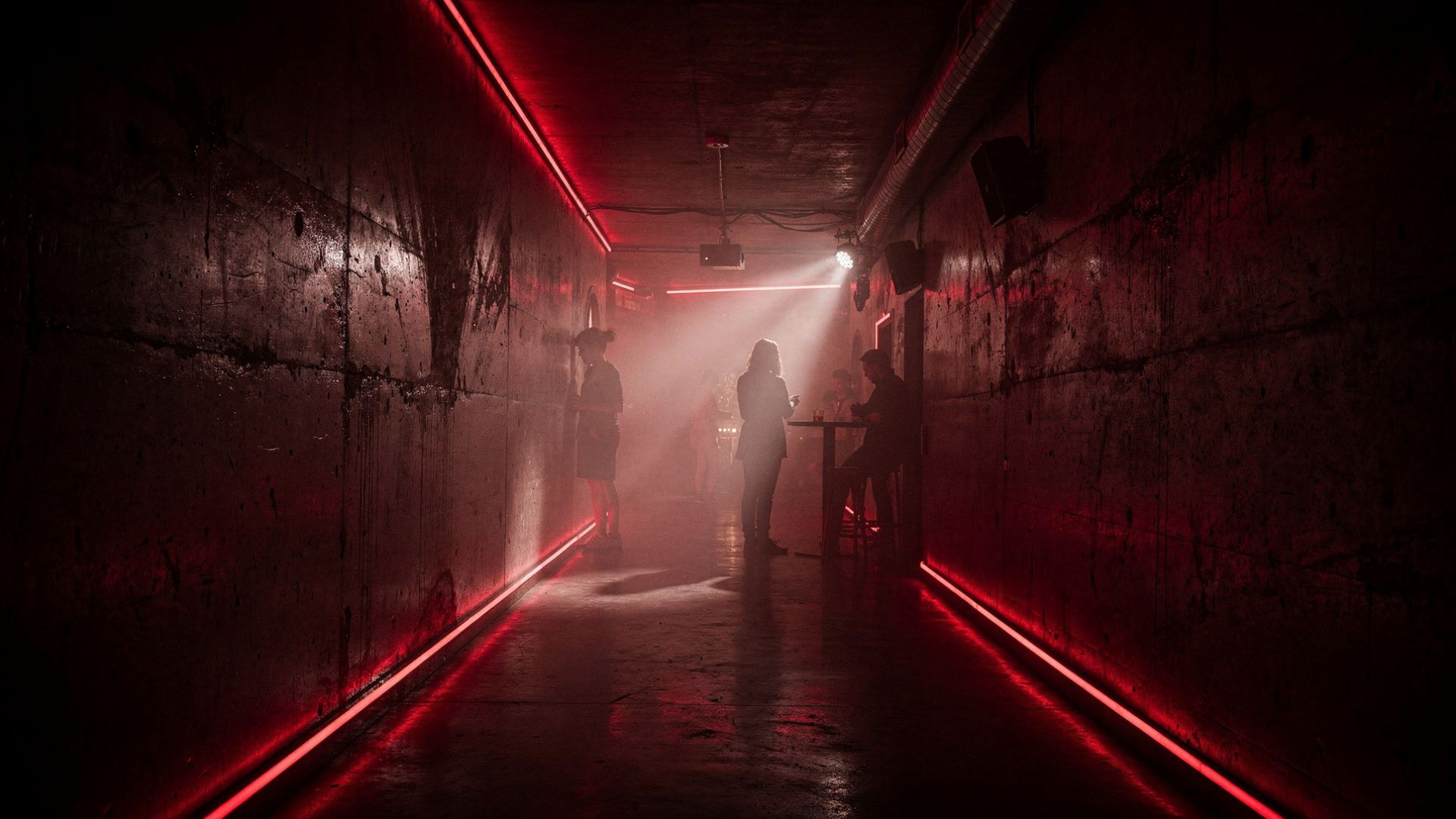 Dark room gay: atmosfera notturna in un locale underground milanese